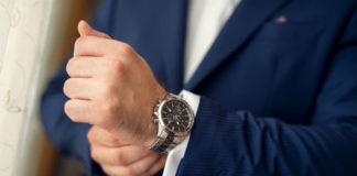 Come indossare l’orologio da polso con eleganza 1890 0 uomo indossa orologio da polso elegante